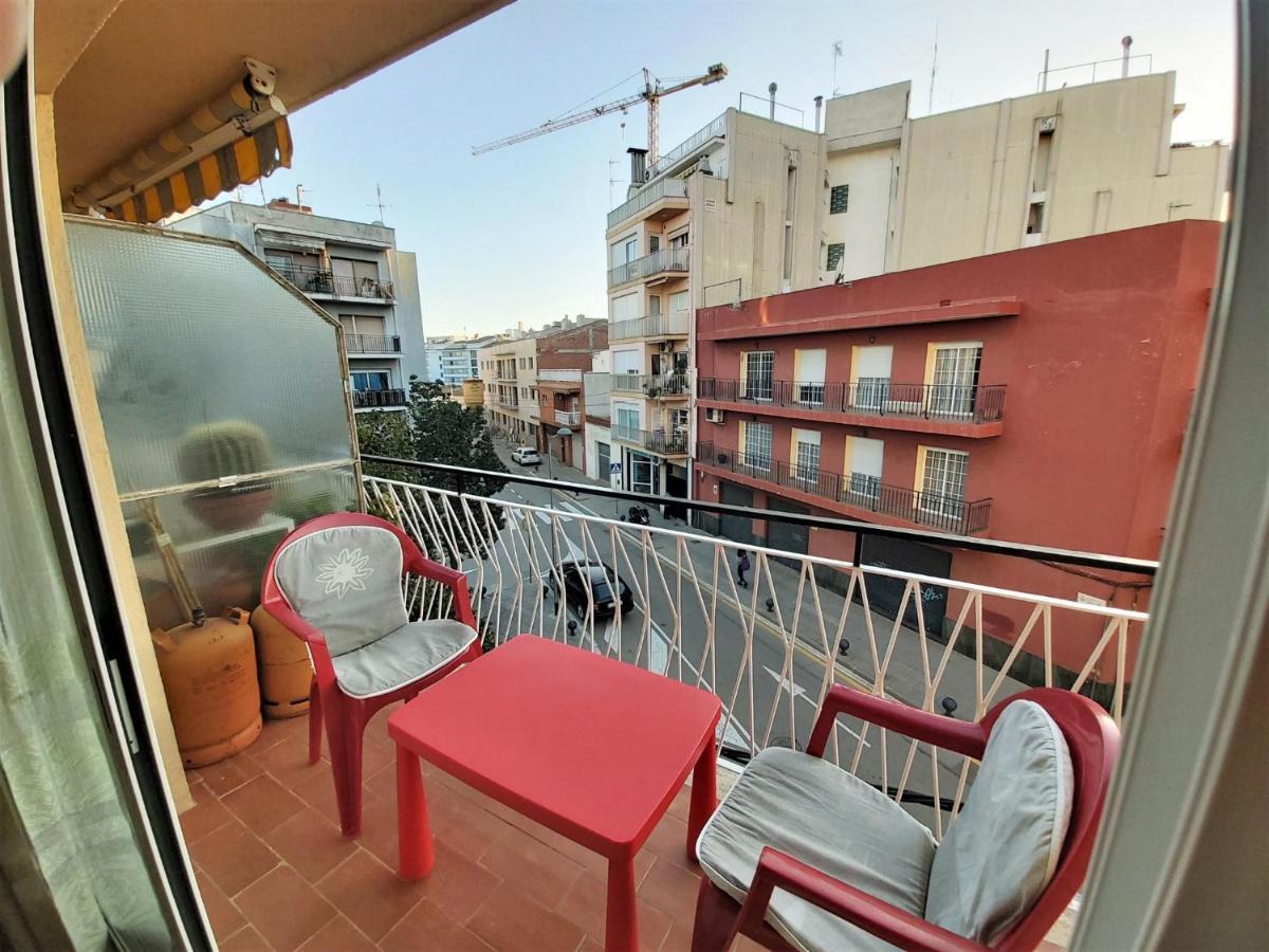 Apartamento con terraza muy cerca del mar Pineda De Mar Exterior foto