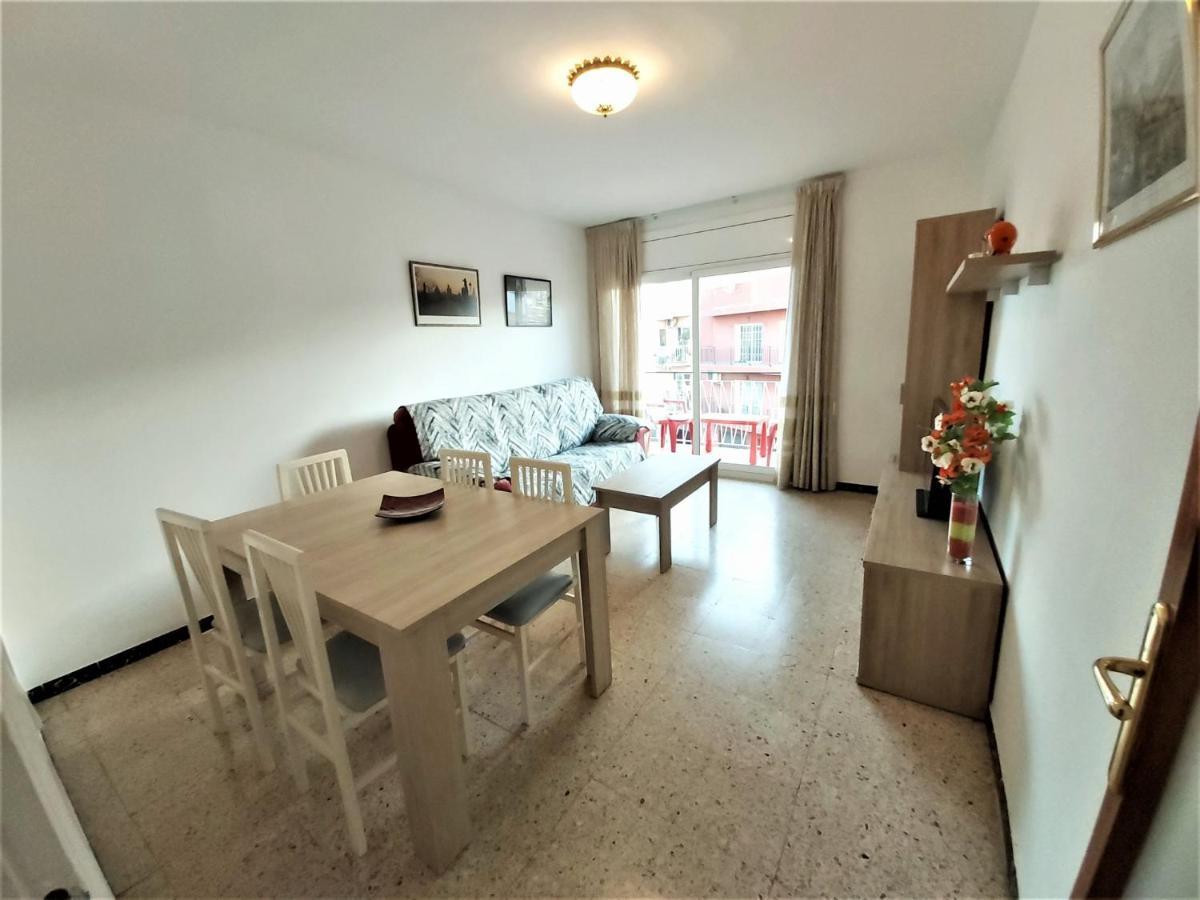 Apartamento con terraza muy cerca del mar Pineda De Mar Exterior foto
